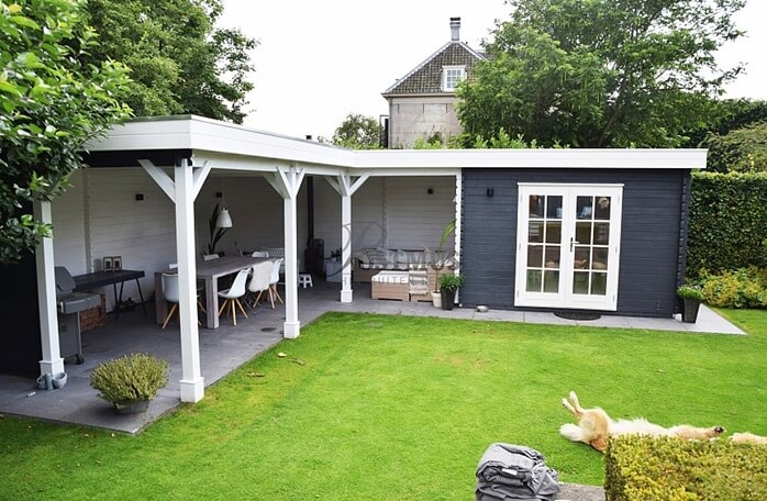 veranda met overkapping en tuinhuis