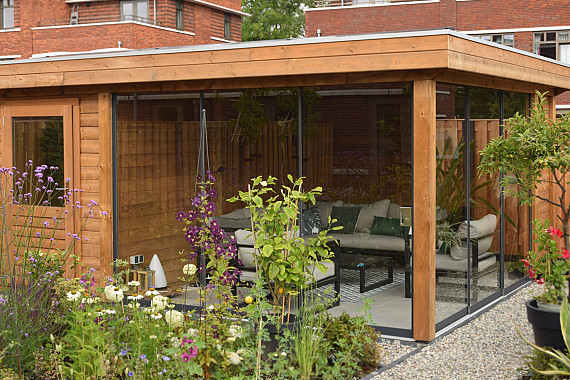 Sfeervolle veranda met glazen wand