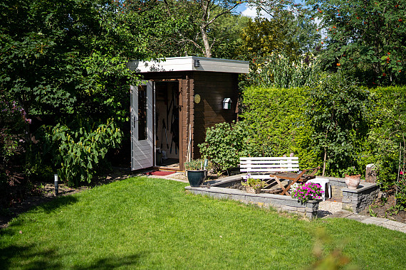 Verscholen tuinhuis tussen het groen