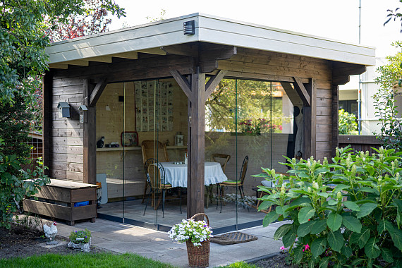 Veranda met glazen wanden