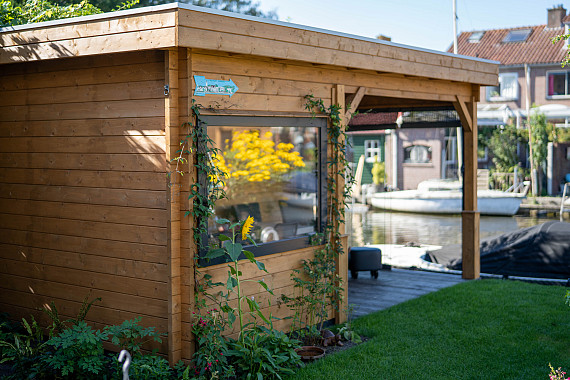 Veranda met raam en glazen wand