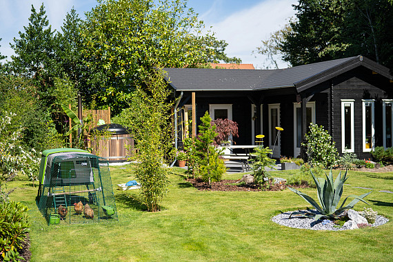 Natuurrijke tuin met klassieke blokhut