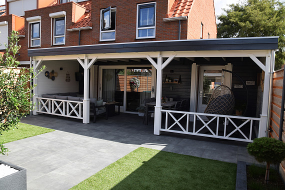 Ruim tuinhuis met veranda