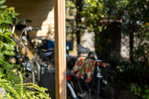 De fiets mooi beschut