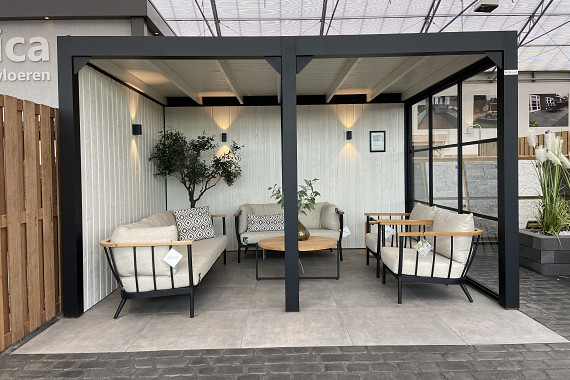Showroom Valkenburg, strakke veranda met glazen wand