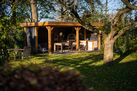 Ruime veranda met pizzaoven