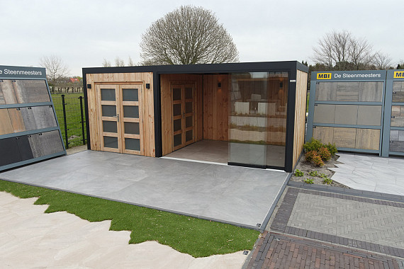 Showroom Zwaanshoek, veranda met glazen pui