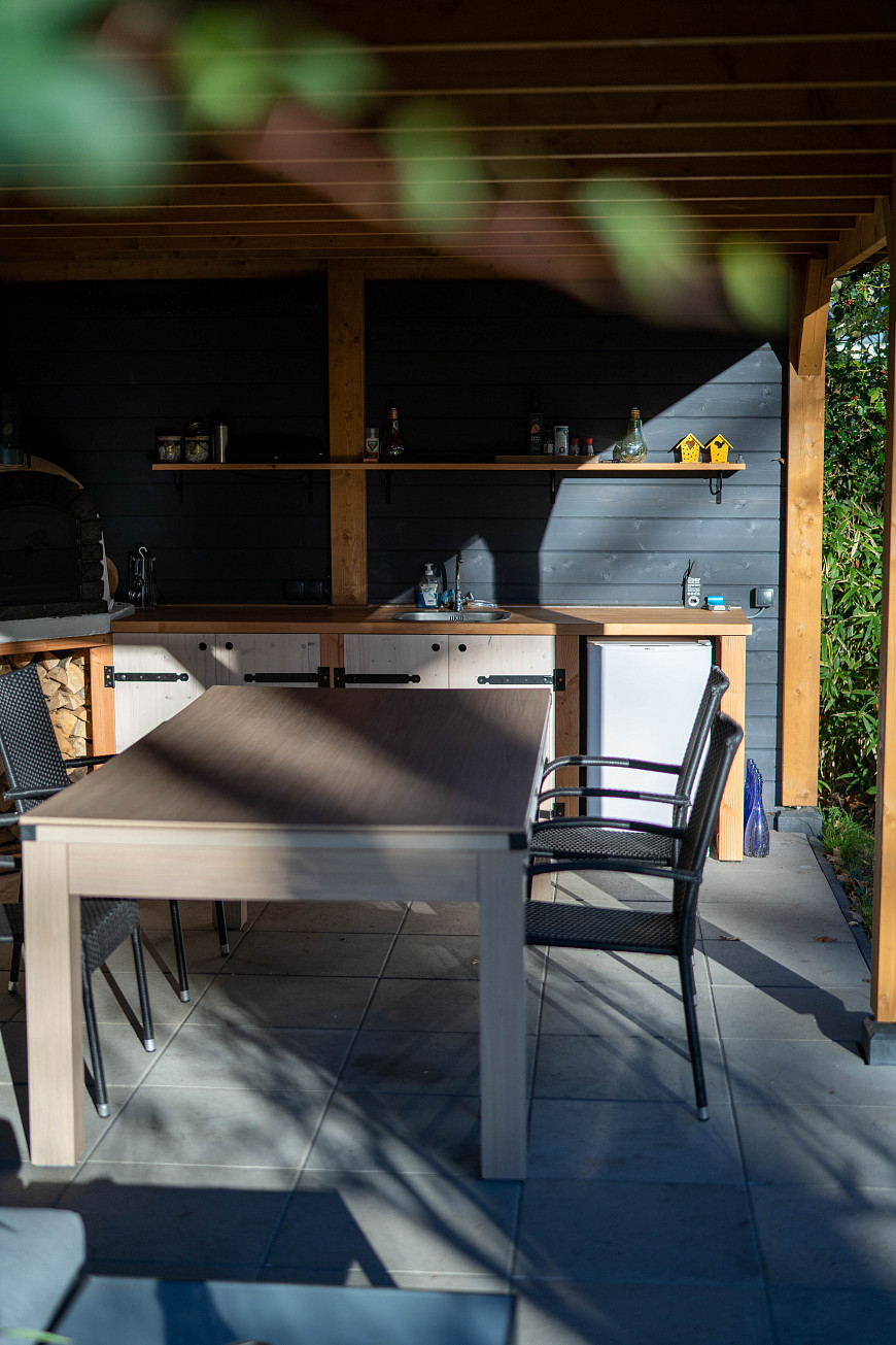 Ruime veranda met pizzaoven