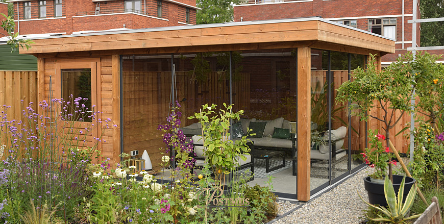 Sfeervolle veranda met glazen wand