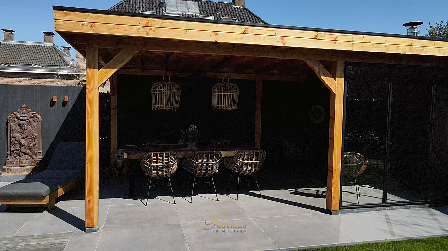 Veranda met riante berging