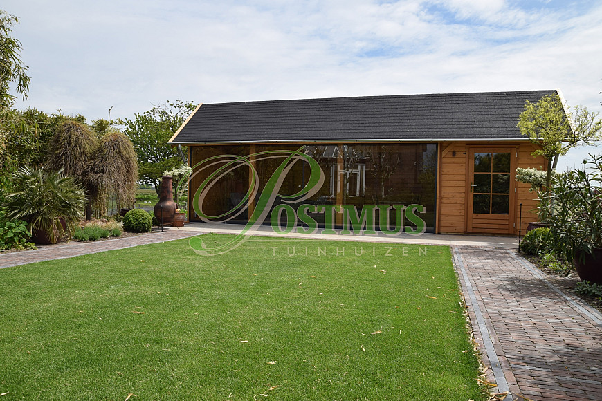 Tuinhuis met glazenwanden