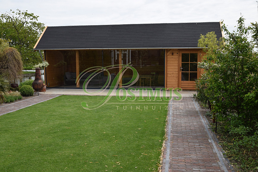 Tuinhuis met glazenwanden