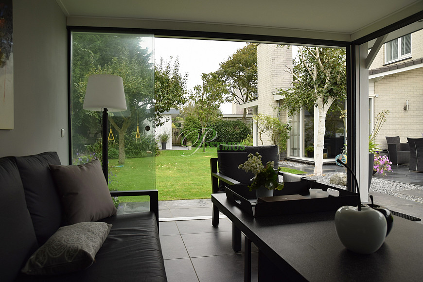 Veranda met glazenwand