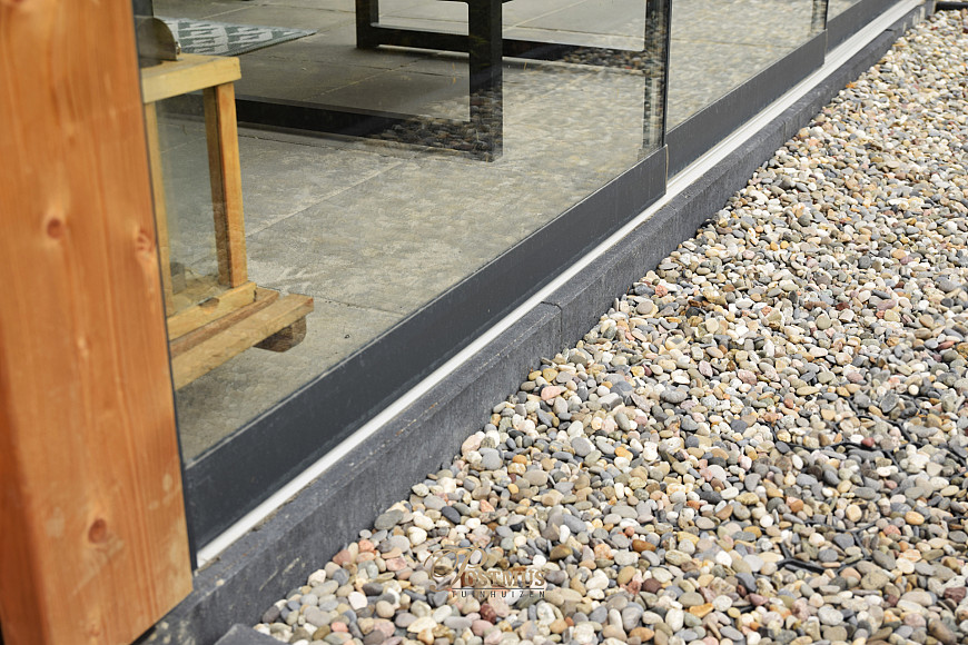 Sfeervolle veranda met glazen wand