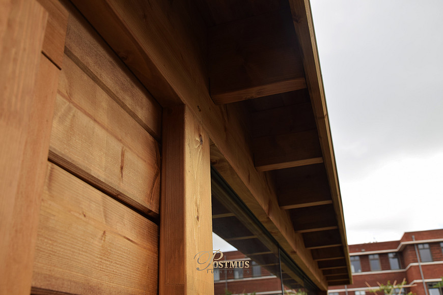 Sfeervolle veranda met glazen wand