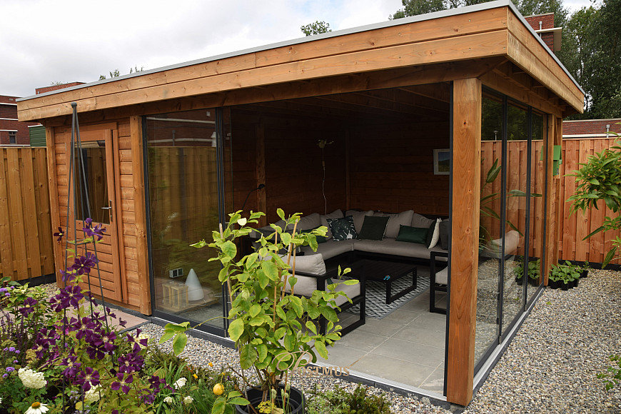 Sfeervolle veranda met glazen wand