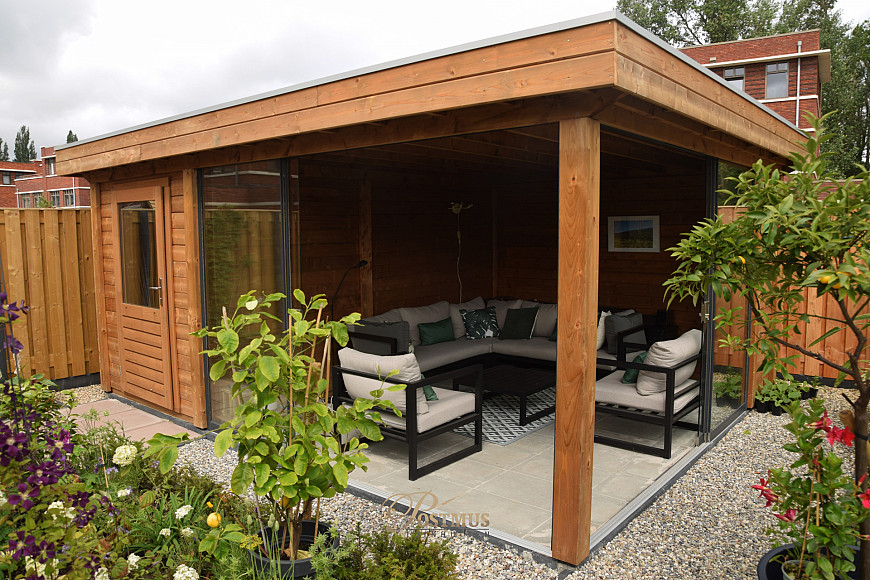 Sfeervolle veranda met glazen wand
