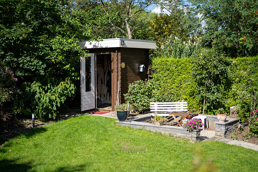 Verscholen tuinhuis tussen het groen
