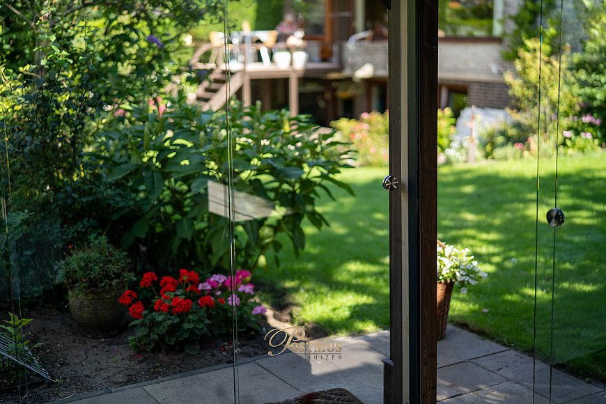 Veranda met glazen wanden