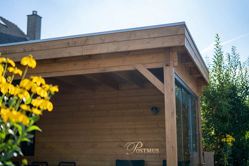 Veranda met raam en glazen wand