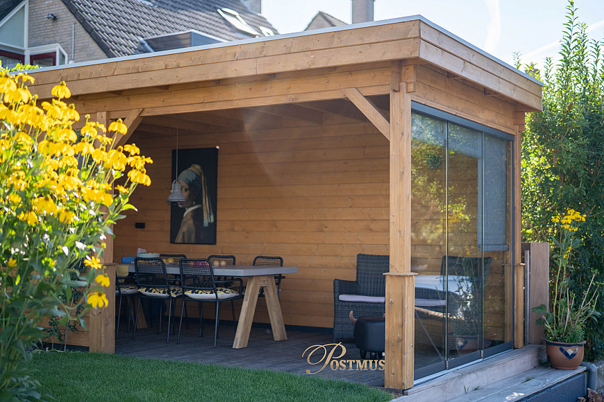 Veranda met raam en glazen wand