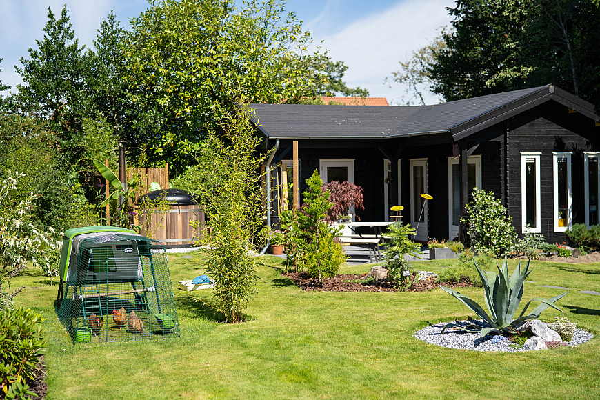 Natuurrijke tuin met klassieke blokhut