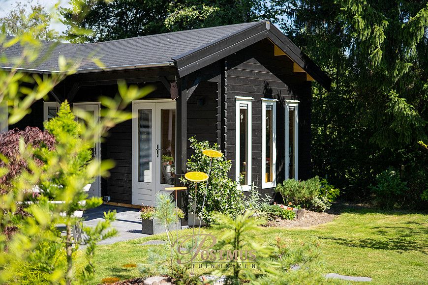 Natuurrijke tuin met klassieke blokhut