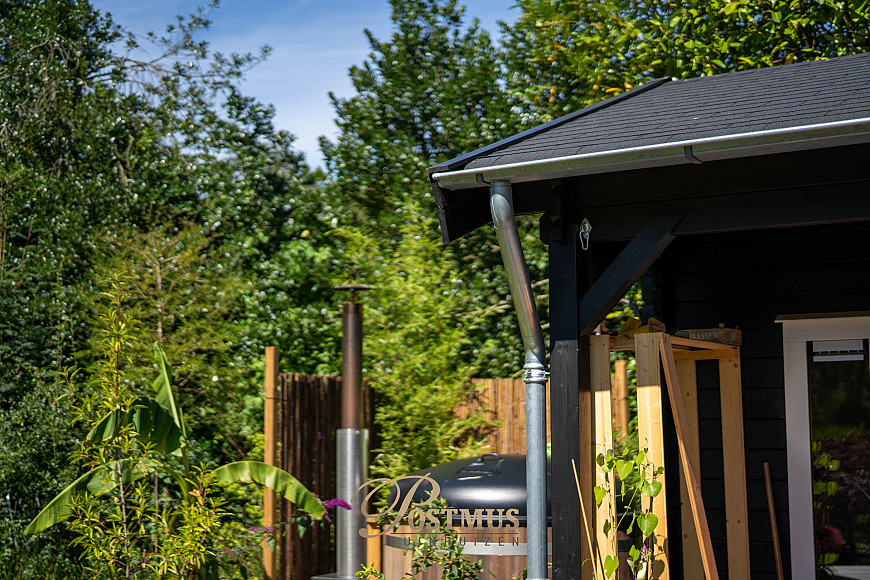 Natuurrijke tuin met klassieke blokhut