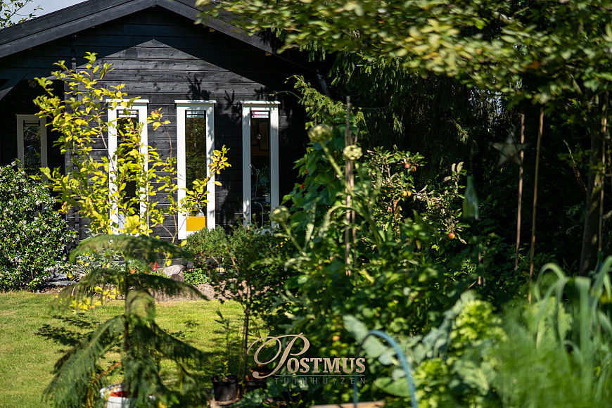 Natuurrijke tuin met klassieke blokhut