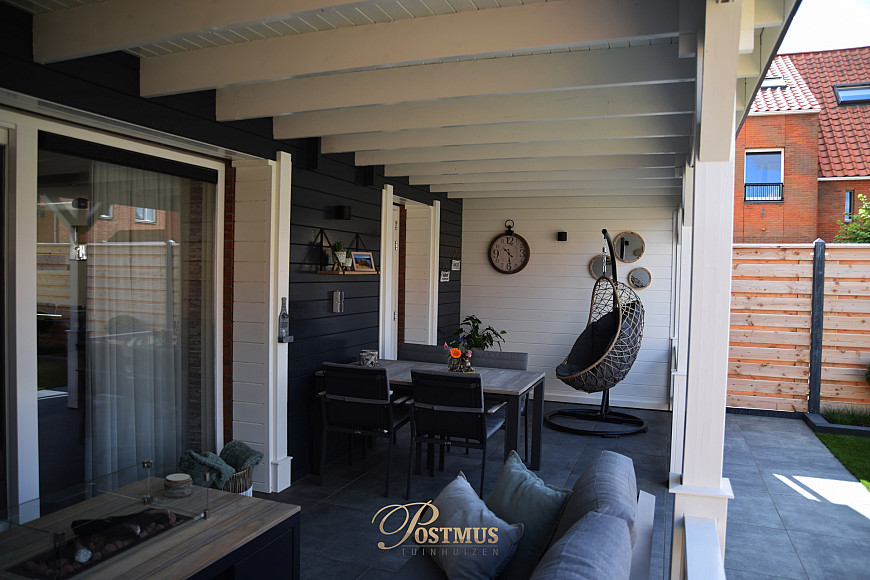 Ruim tuinhuis met veranda
