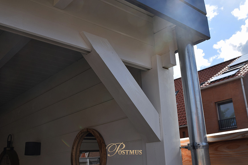 Ruim tuinhuis met veranda