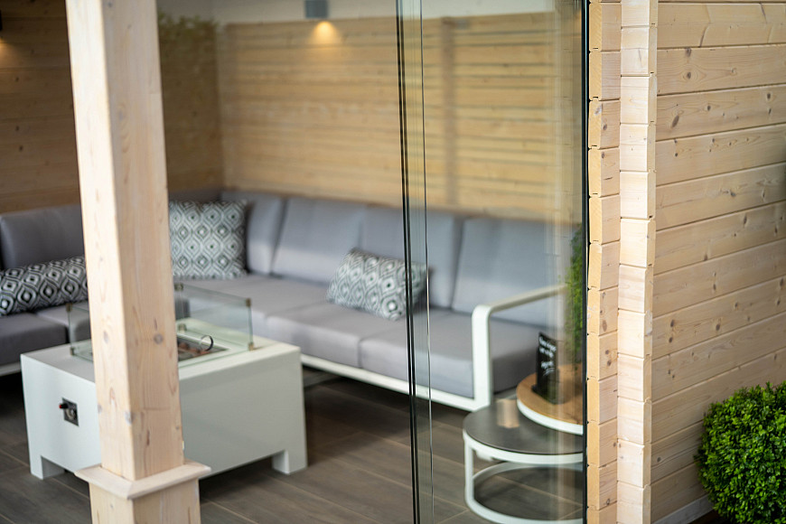 Showroom Valkenburg, veranda met glazen wand