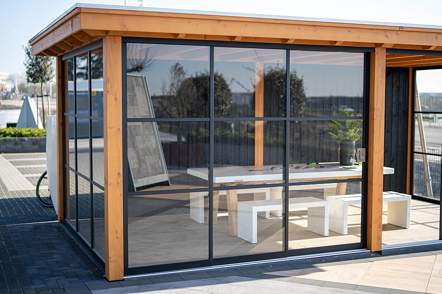 Showroom Valkenburg, veranda in een stijl | Postmus Tuinhuizen