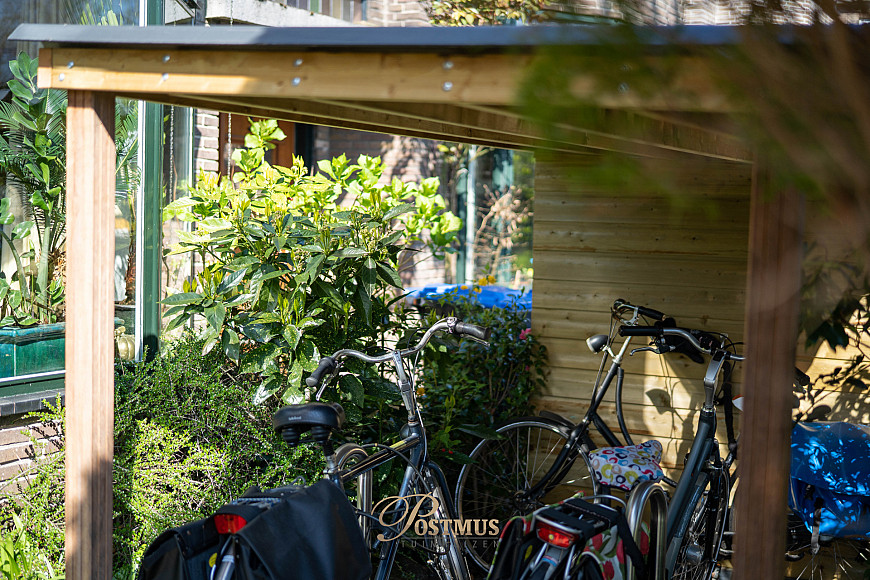 De fiets mooi beschut
