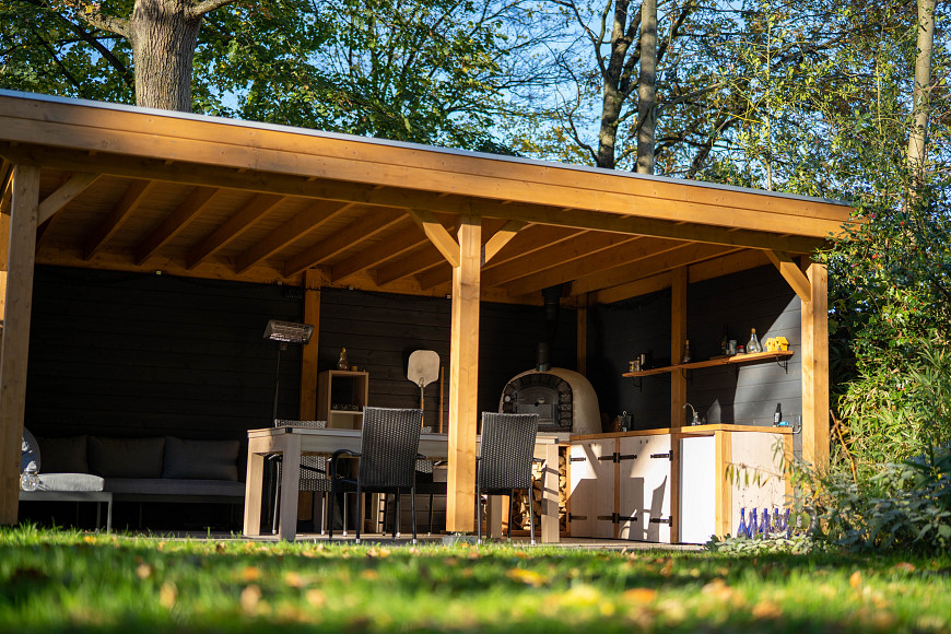 Ruime veranda met pizzaoven