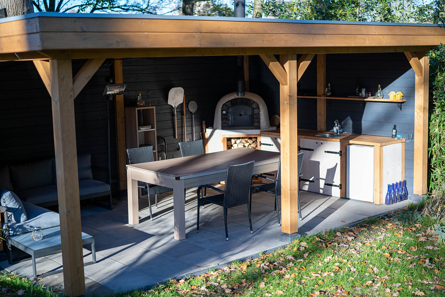 Ruime veranda met pizzaoven