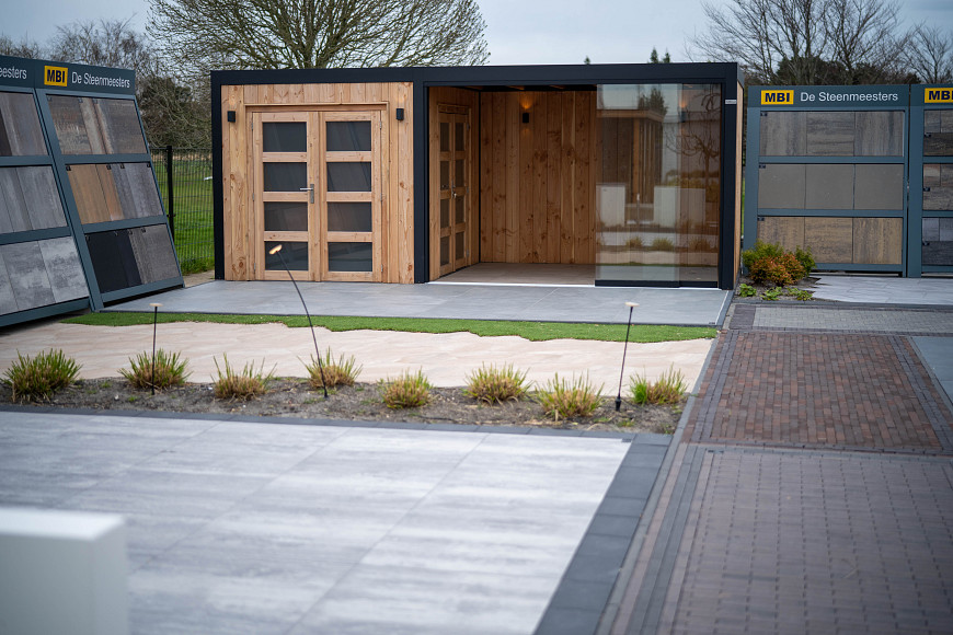 Showroom Zwaanshoek, veranda met glazen pui