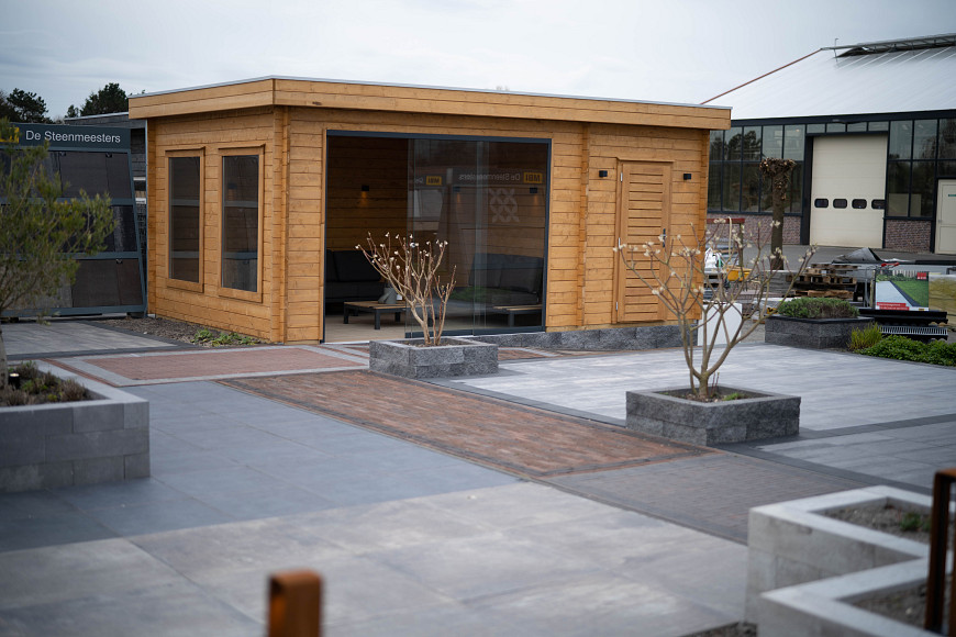 Showroom Zwaanshoek, overkapping met opbergruimte