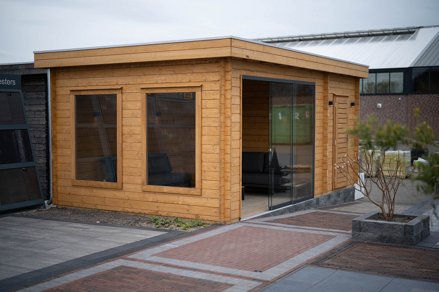 Showroom Zwaanshoek, overkapping met opbergruimte