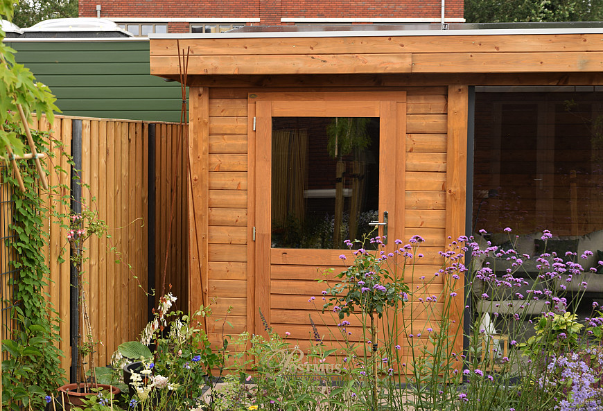 Sfeervolle veranda met glazen wand