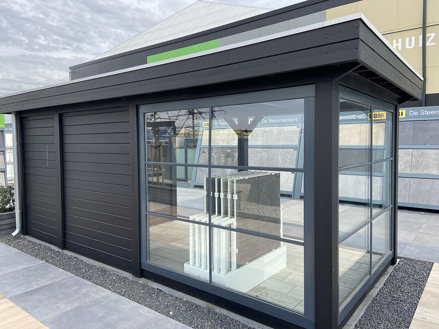 Showroom Valkenburg, overkapping met schuur