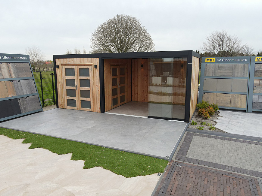 Showroom Zwaanshoek, veranda met glazen pui