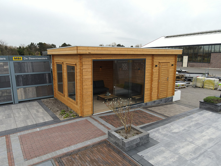 Showroom Zwaanshoek, overkapping met opbergruimte