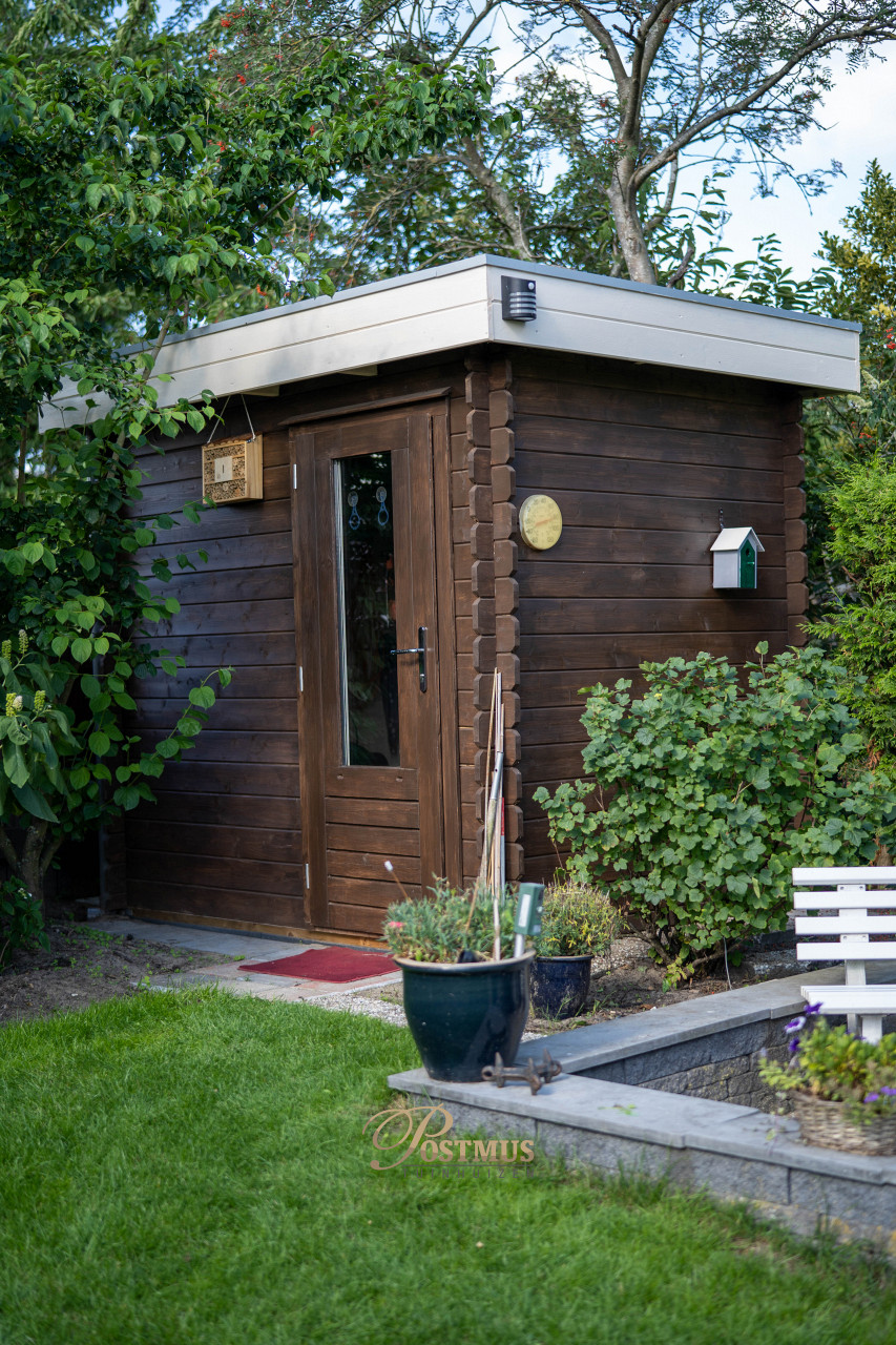 Verscholen tuinhuis tussen het groen