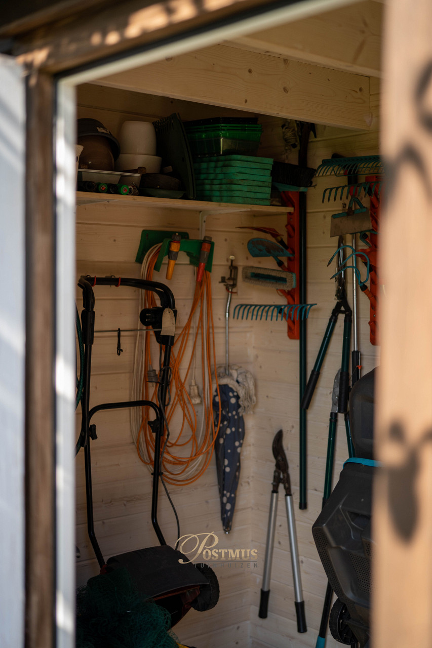 Verscholen tuinhuis tussen het groen