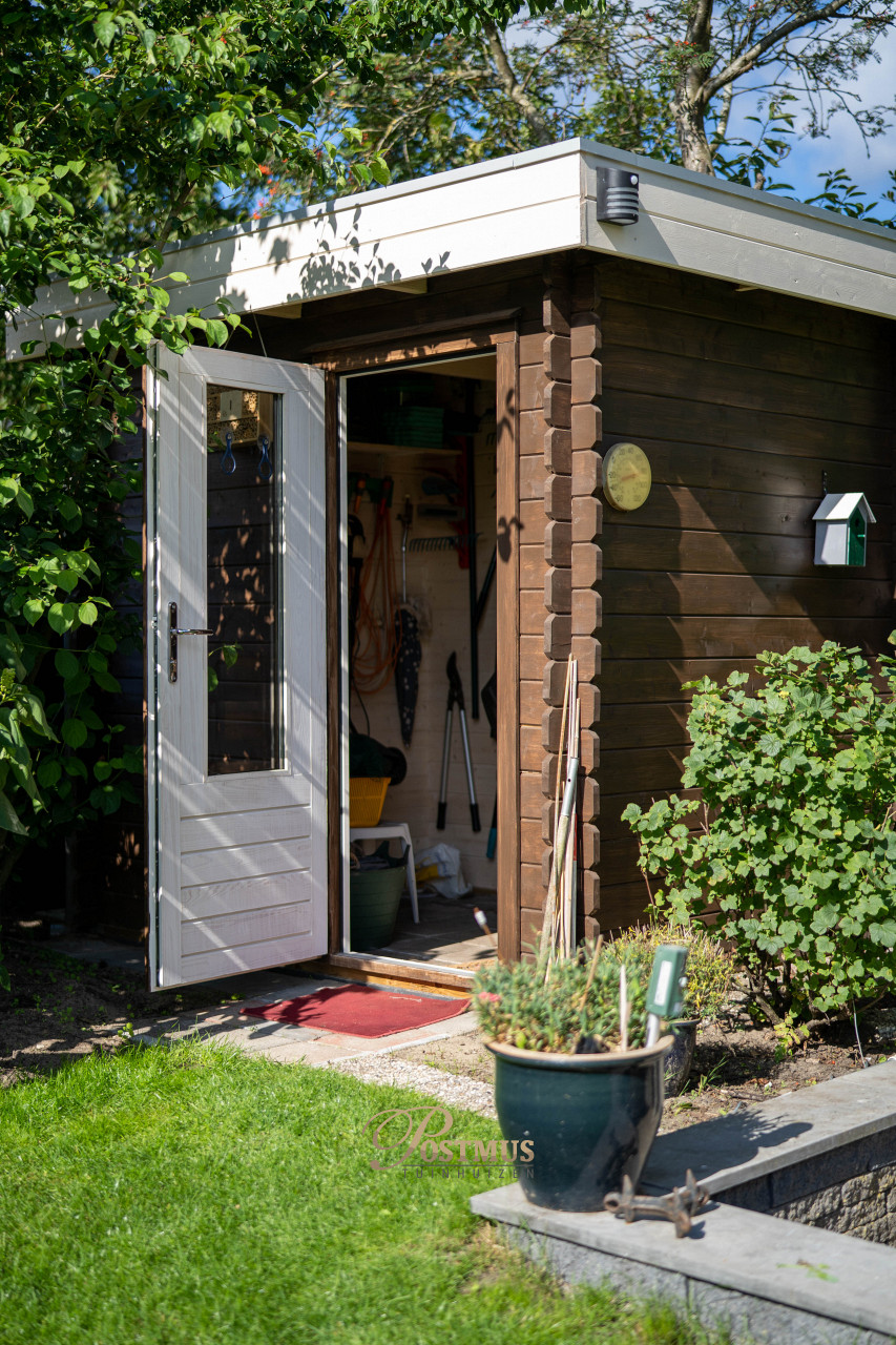 Verscholen tuinhuis tussen het groen