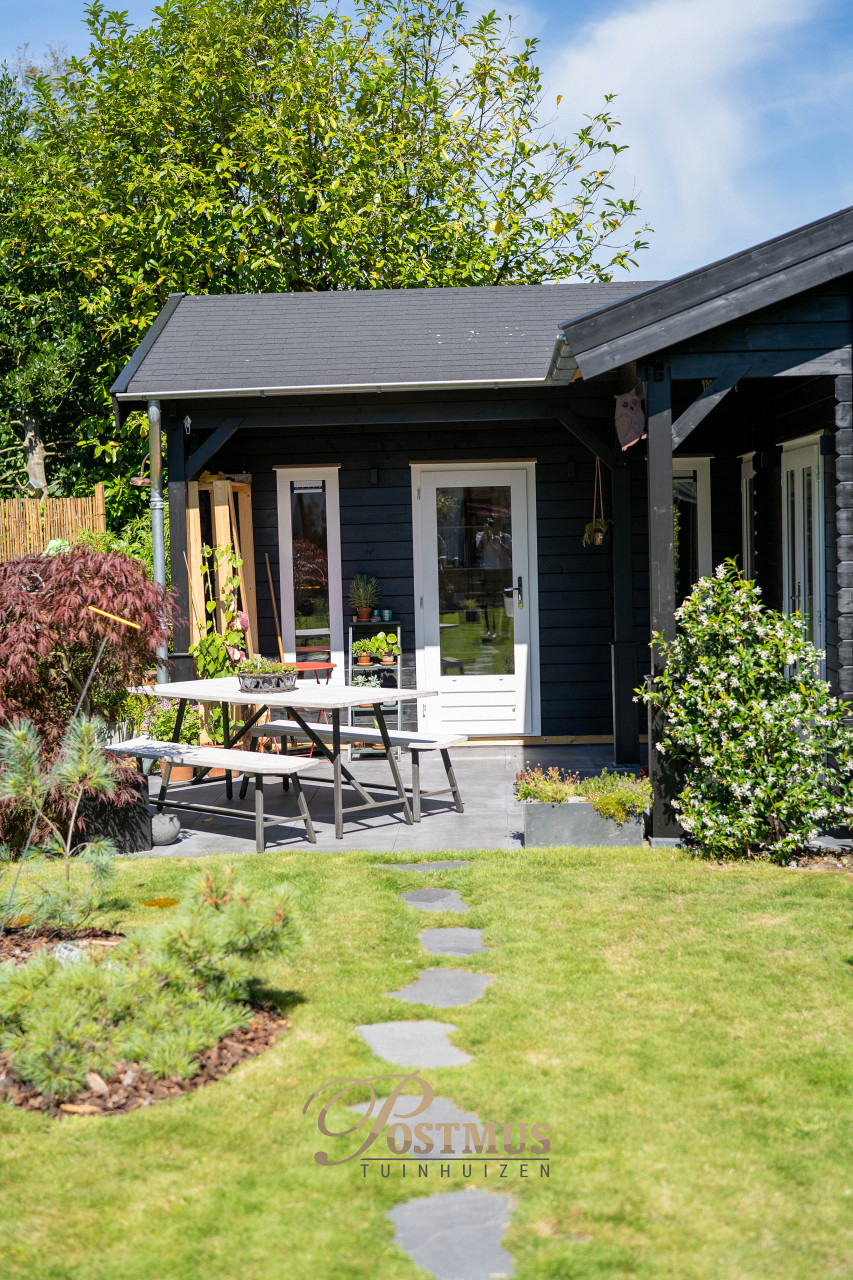 Natuurrijke tuin met klassieke blokhut