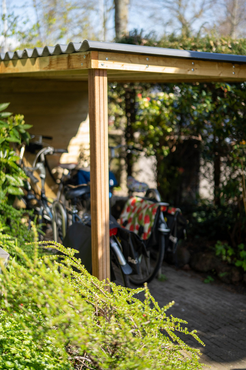 De fiets mooi beschut